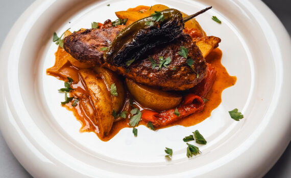 Türkische Ofenkartoffeln mit veganem Paprika-„Hähnchen“