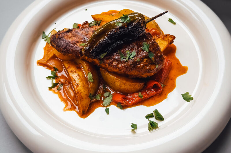 Türkische Ofenkartoffeln mit veganem Paprika-„Hähnchen“ von Ana Romas